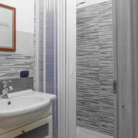 Nice Home In Montepaone With 5 Bedrooms, Wifi And Outdoor Swimming Pool 펜션